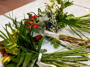 ¿Por qué los cementerios se llenan de flores el Día de Todos los Santos?